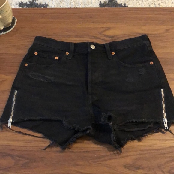 Levi’s Black denim short shorts with zipper and button up details. Size 27 - Picture 8 of 8